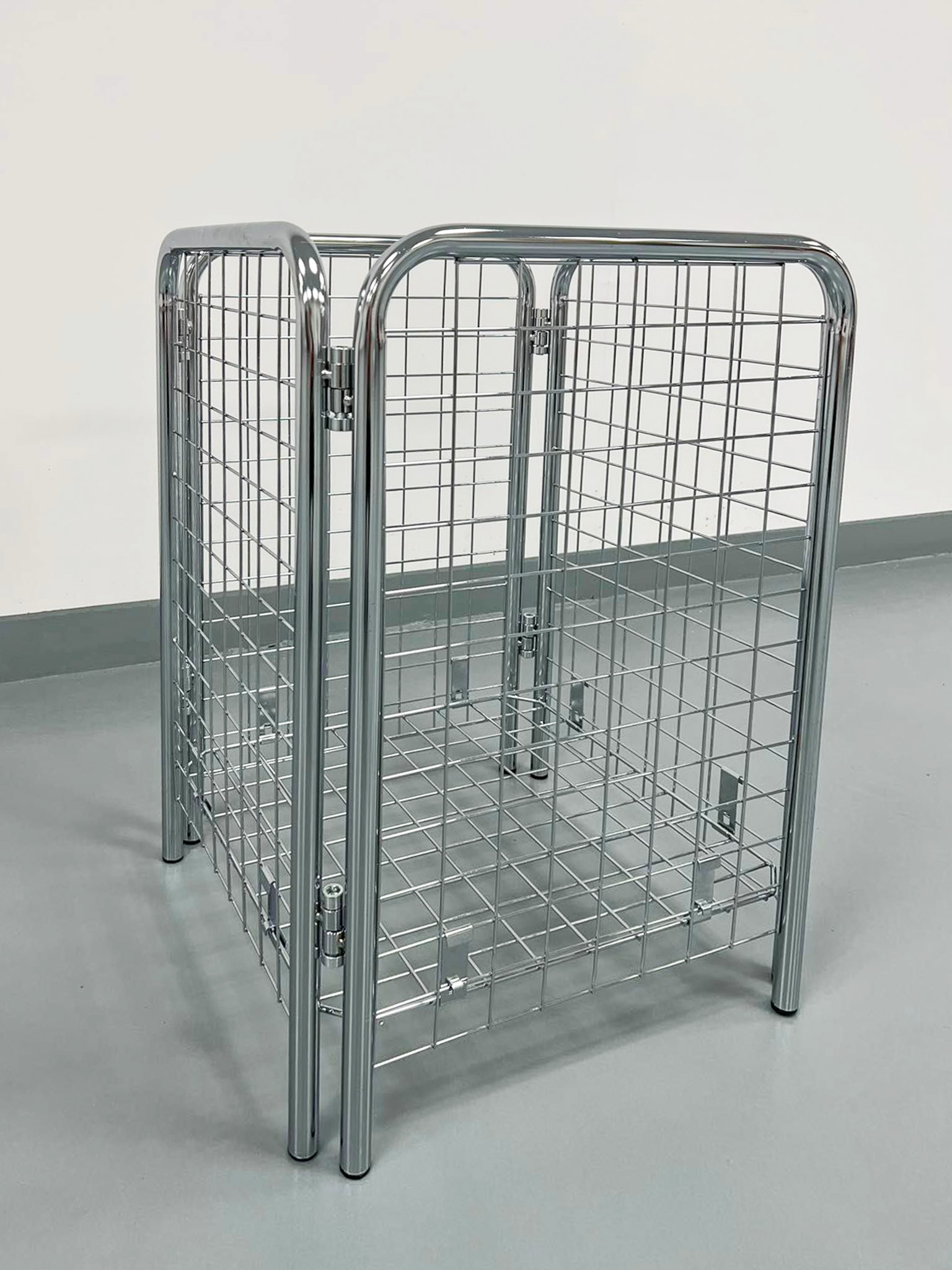 Floor Metal Wire Baskets (Chrome/Black)